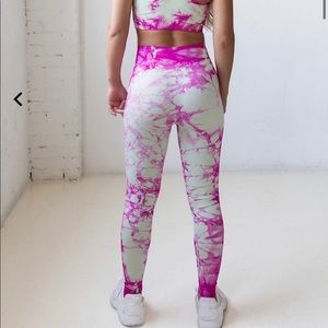 Set Active Leggings in color berry crush